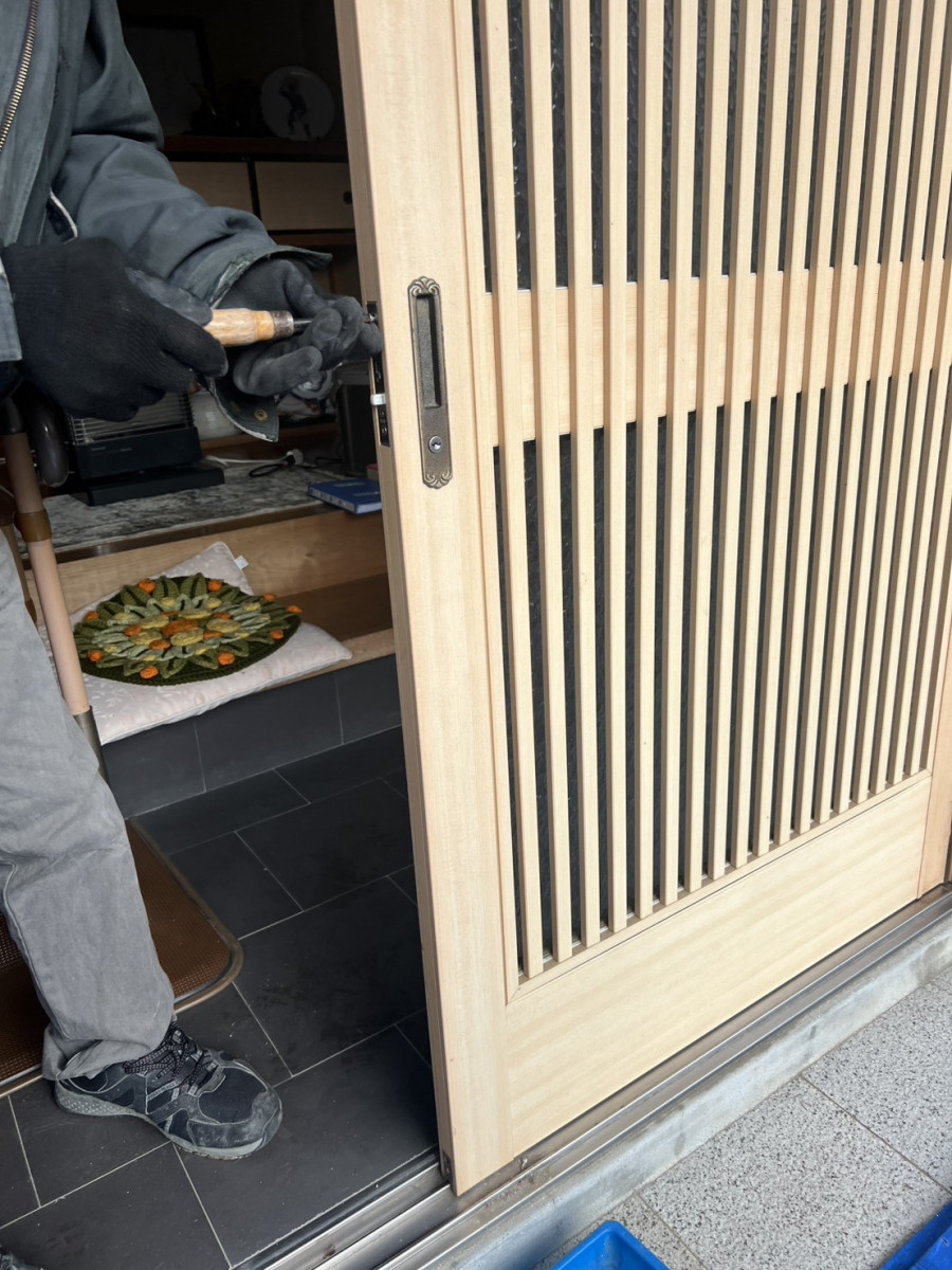 フジタトーヨー住器の劣化した玄関引戸を直したいとご相談をいただきました。の施工前の写真3