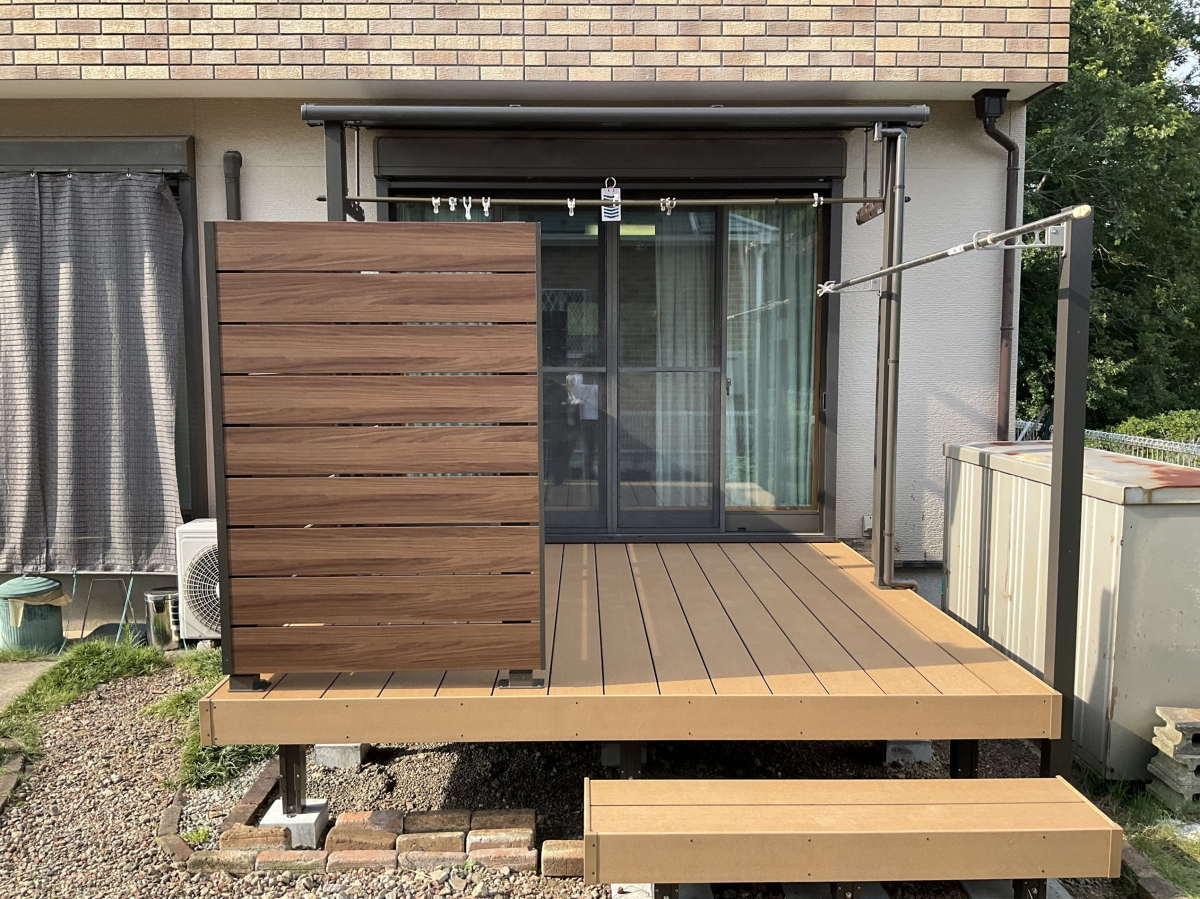 桐生住器のフェンスを取り付けプライバシーの確保とデッキ交換の施工後の写真2