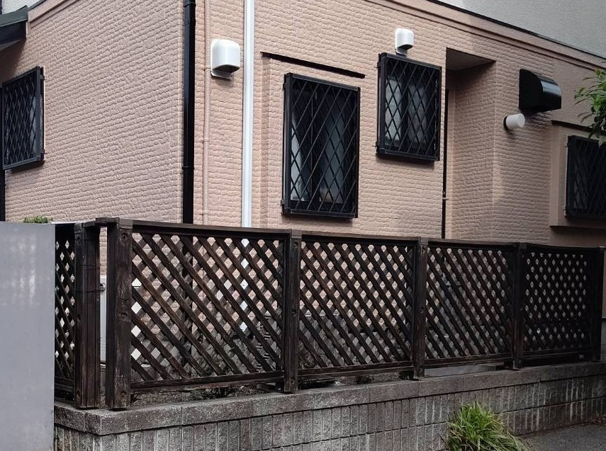 桐生住器の既存フェンスの柱を利用したフェンス交換の施工前の写真1