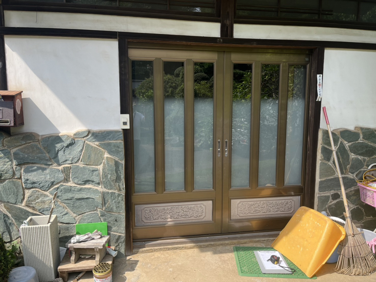 桐生住器の施工が複雑な一筋引分け戸の交換の施工前の写真1
