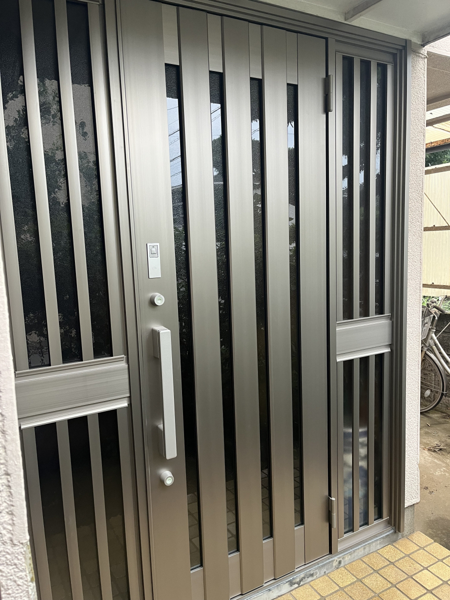 桐生住器の玄関引戸から玄関ドアに！の施工後の写真1