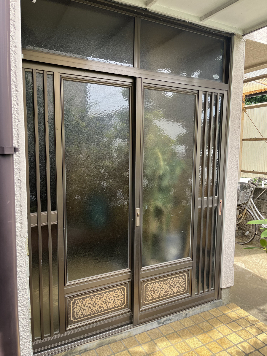 桐生住器の玄関引戸から玄関ドアに！の施工前の写真1