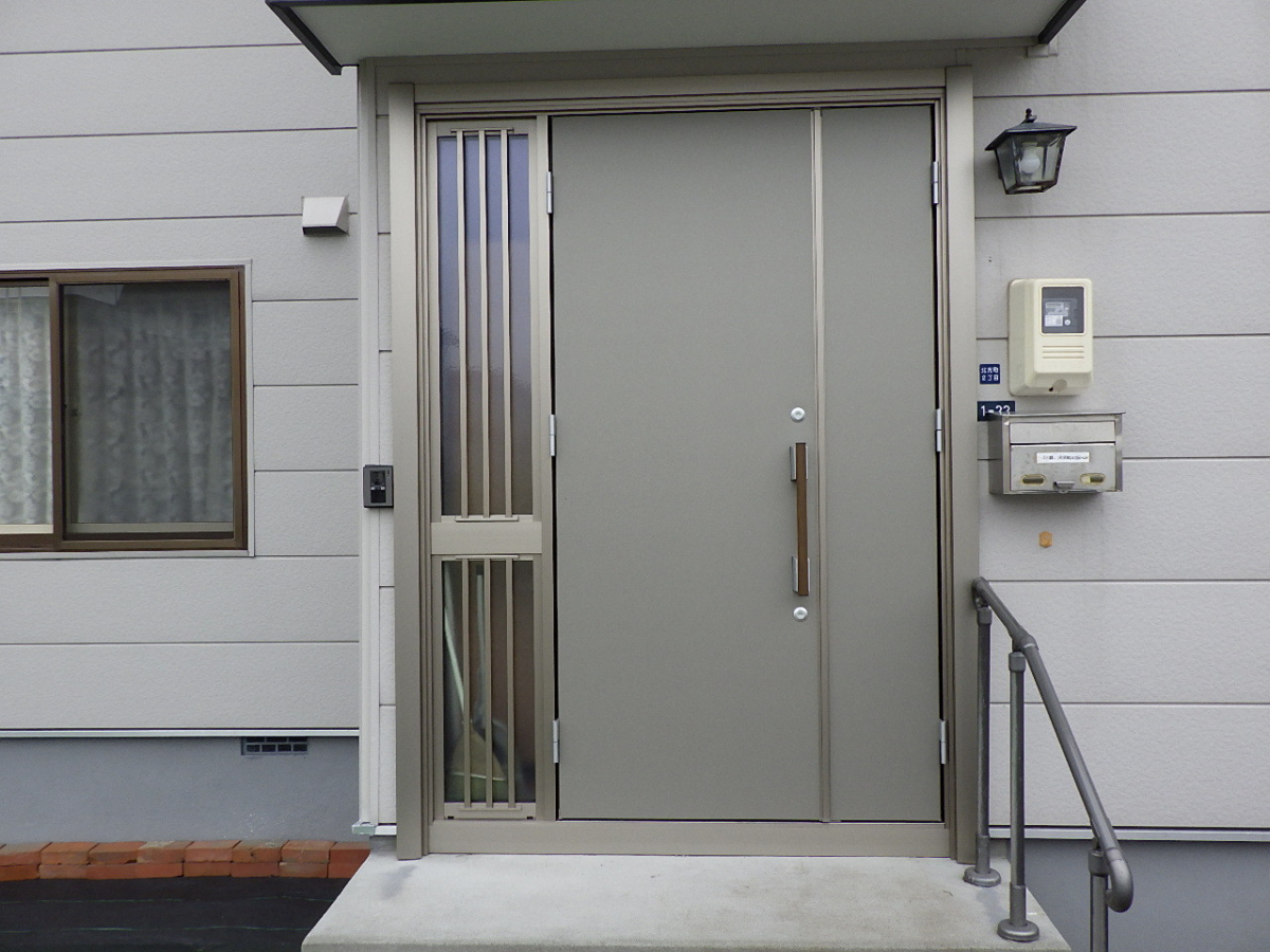 能登家具店の玄関引き戸からリフォームドアの施工後の写真1