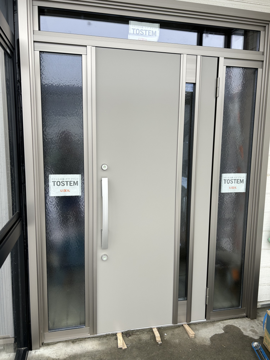 能登家具店のリフォームドア、風除室の施工後の写真1