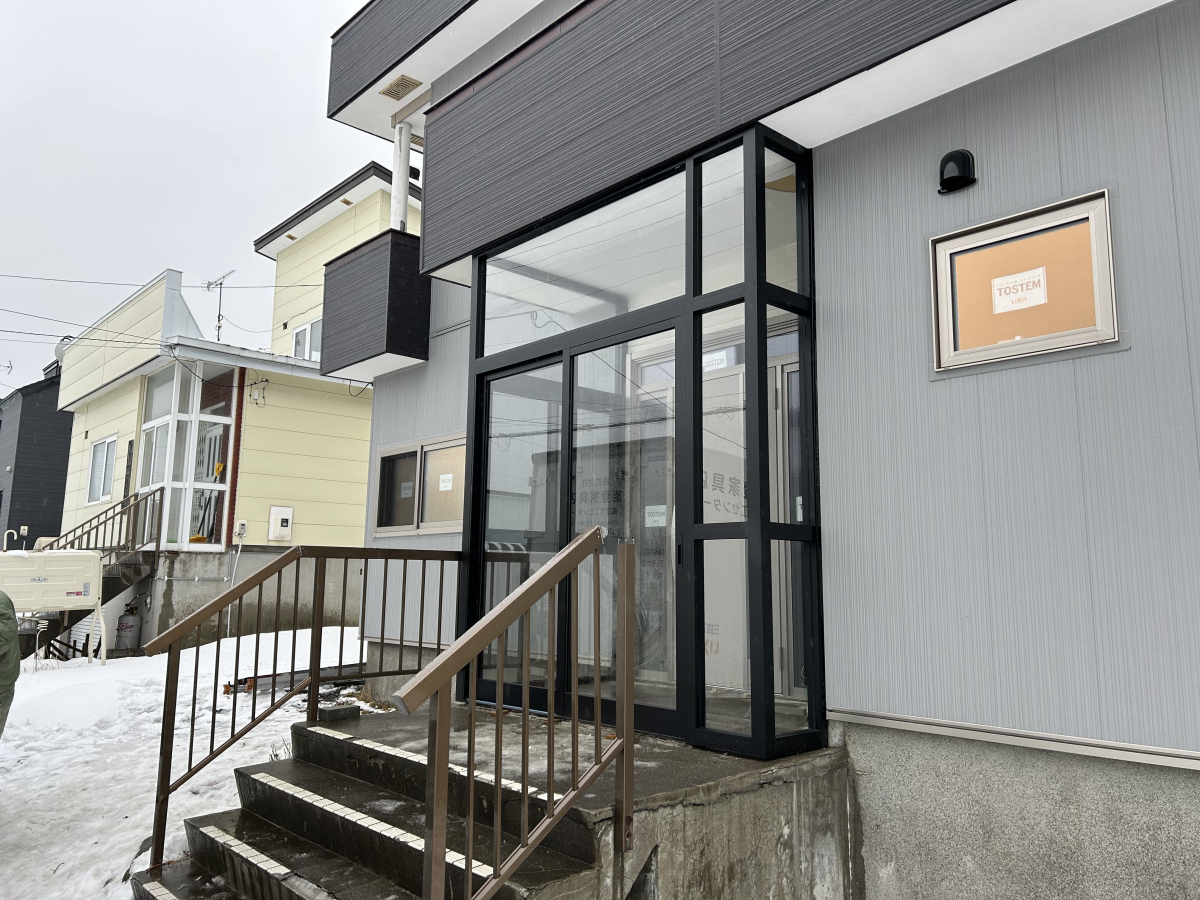 能登家具店のリフォームドア、風除室の施工後の写真3