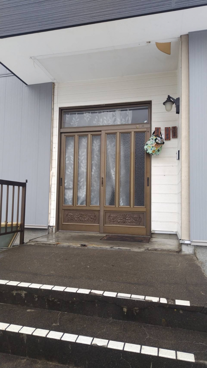 能登家具店のリフォームドア、風除室の施工前の写真1