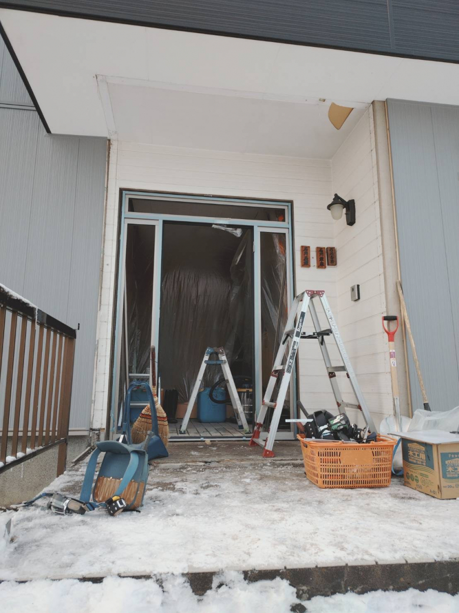 能登家具店のリフォームドア、風除室の施工前の写真2