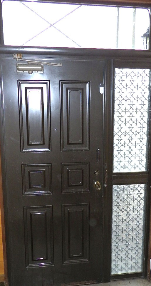 能登家具店のリフォームドア工事の施工前の写真1