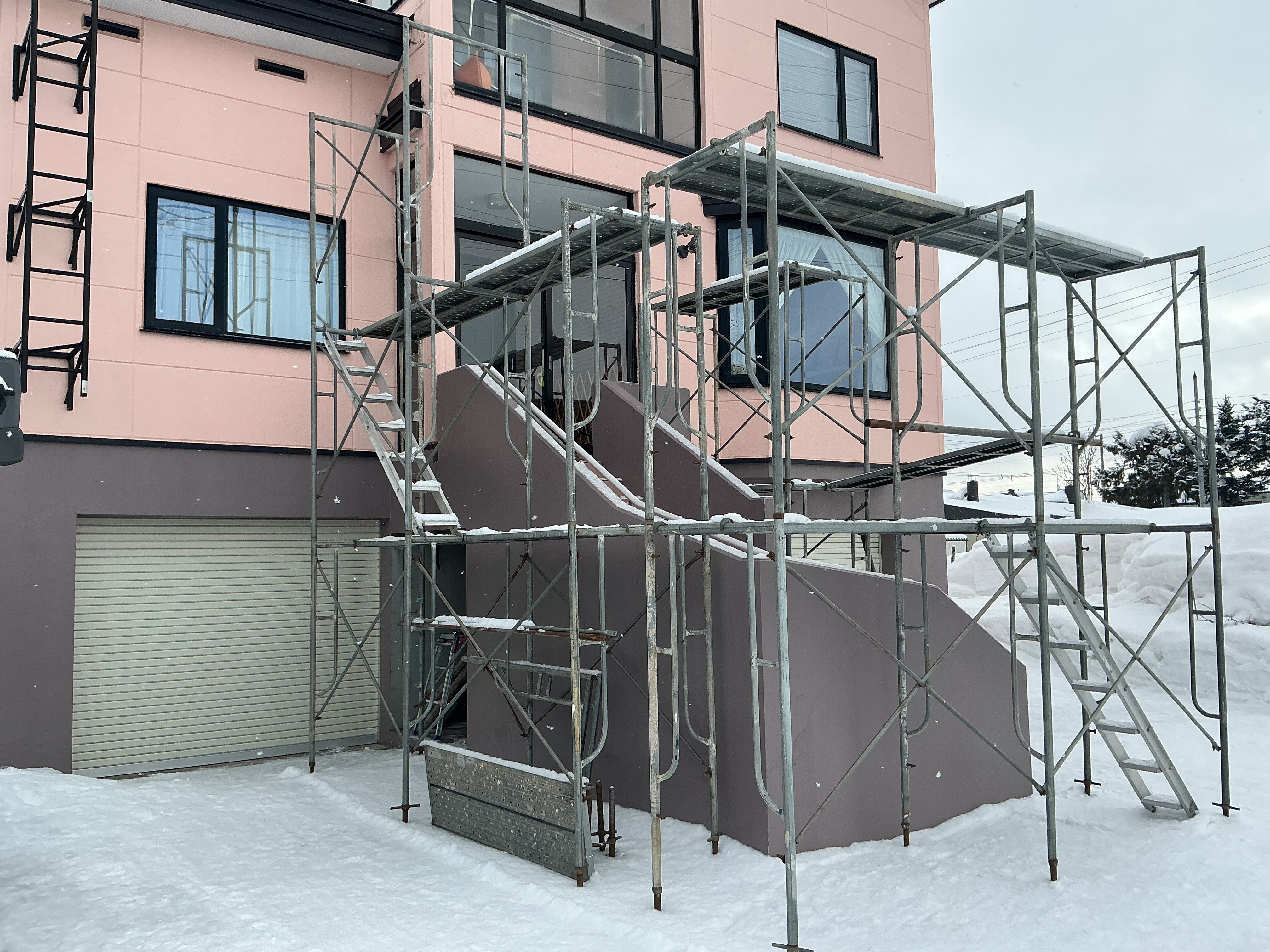 能登家具店の玄関風除室設置工事の施工前の写真2