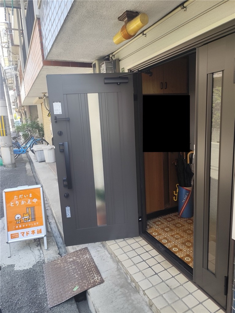 ヒライトーヨー住器 西宮の玄関引き戸をドアへちぇんじ!!の施工後の写真2