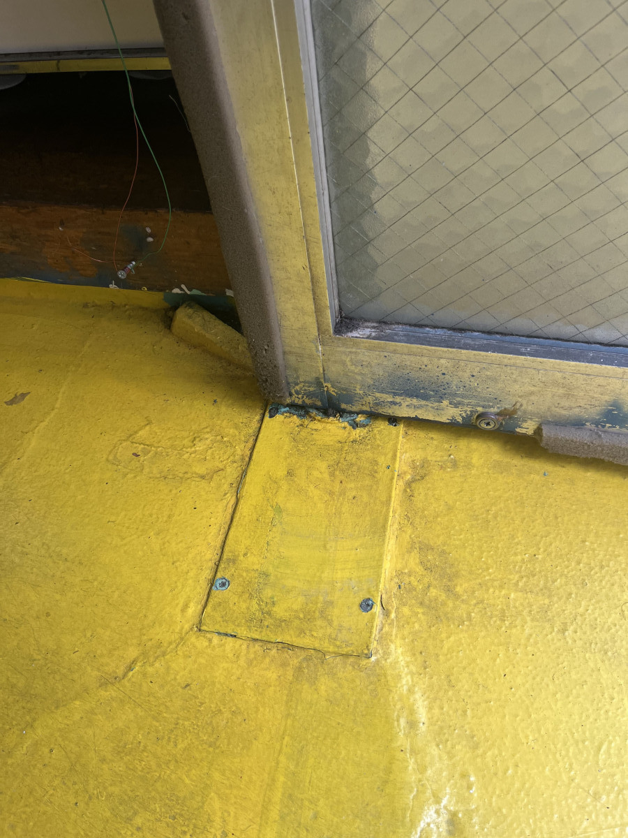 ヒライトーヨー住器 西宮のフロントドア　開閉困難💦　鍵が掛けれない―！の施工前の写真1