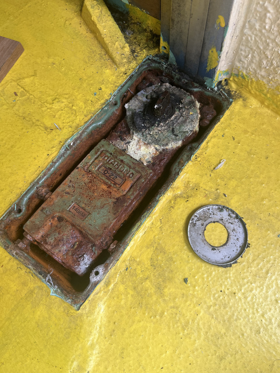 ヒライトーヨー住器 西宮のフロントドア　開閉困難💦　鍵が掛けれない―！の施工前の写真2