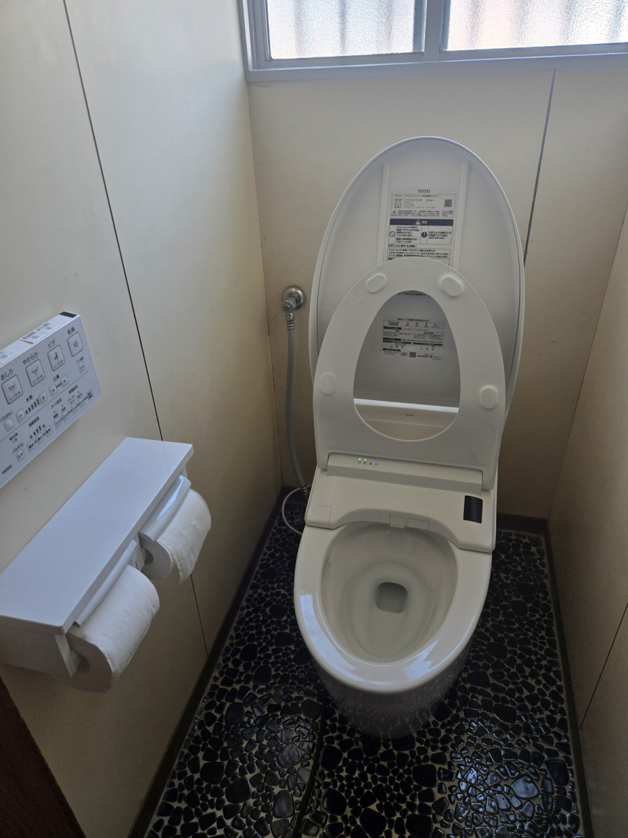 服部硝子店の【四日市市】古くなったトイレを最新式に交換｜節水・快適なトイレ空間へ！の施工後の写真1