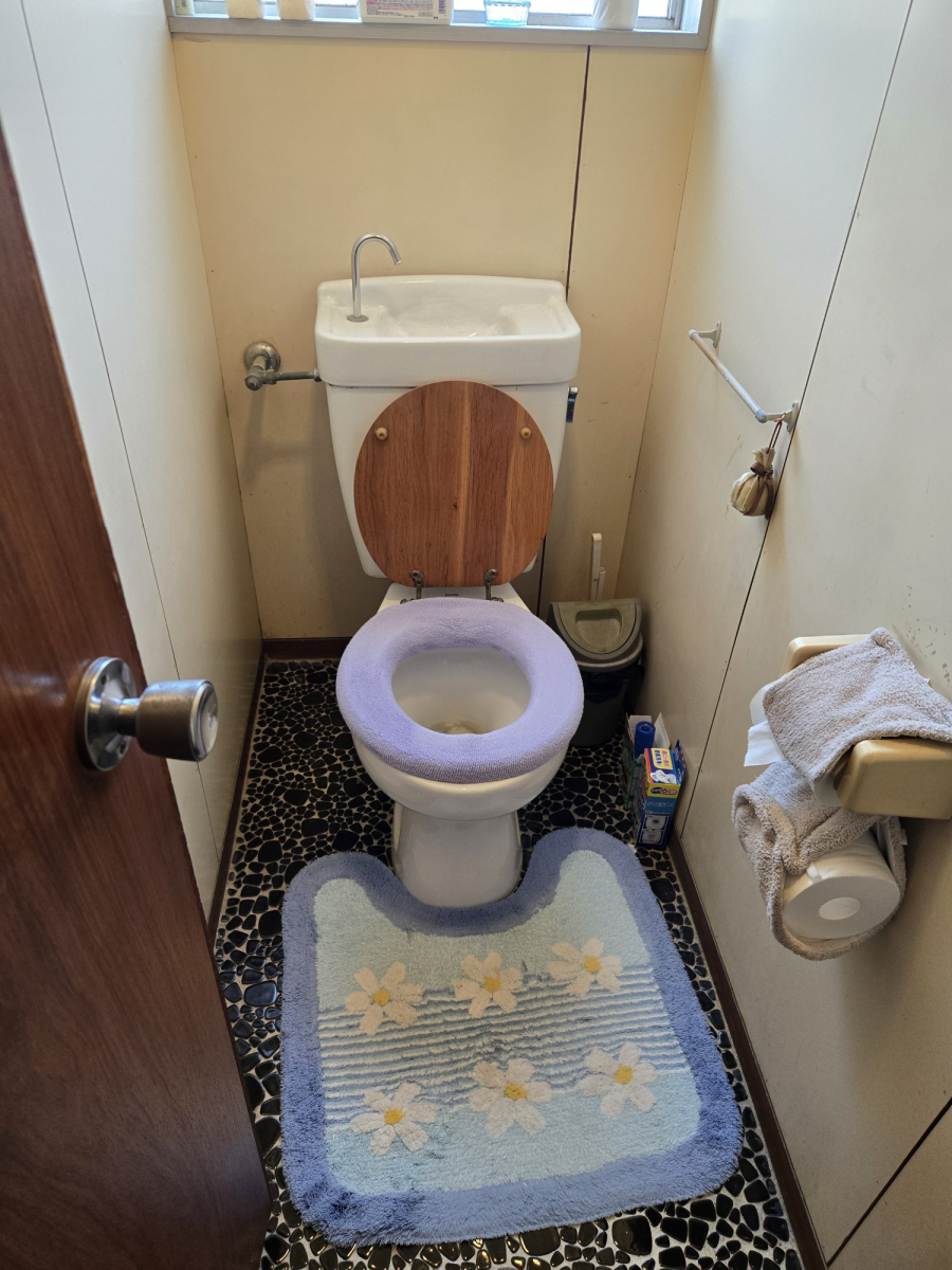 服部硝子店の【四日市市】古くなったトイレを最新式に交換｜節水・快適なトイレ空間へ！の施工前の写真1