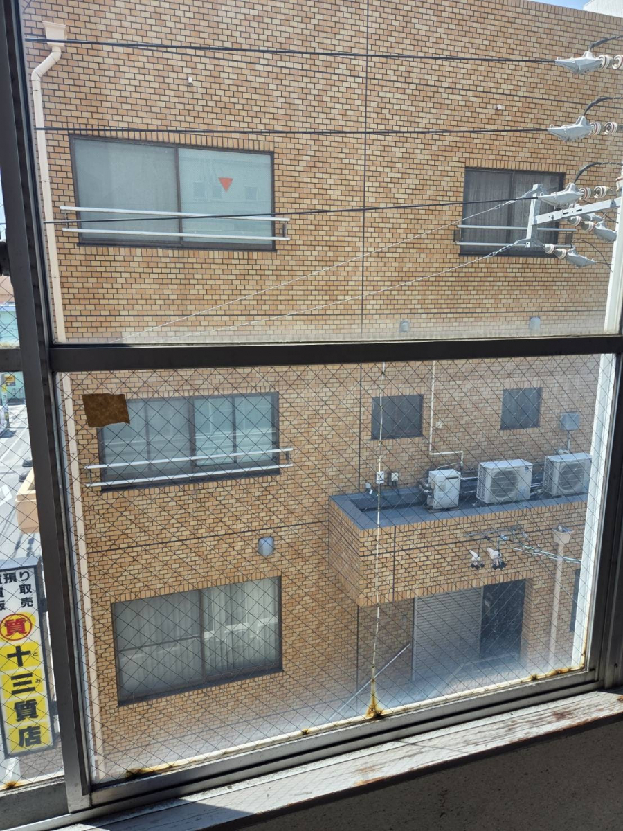 服部硝子店の【四日市】駅前ビル ガラス交換から屋上防水工事・階段塗装工事の施工前の写真3