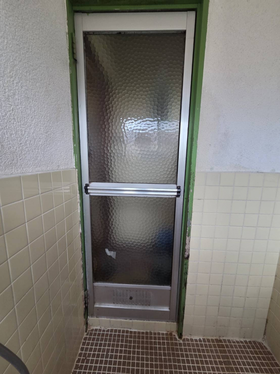 服部硝子店の【四日市市】浴室ドア取替工事を行いました|服部硝子店の施工前の写真1