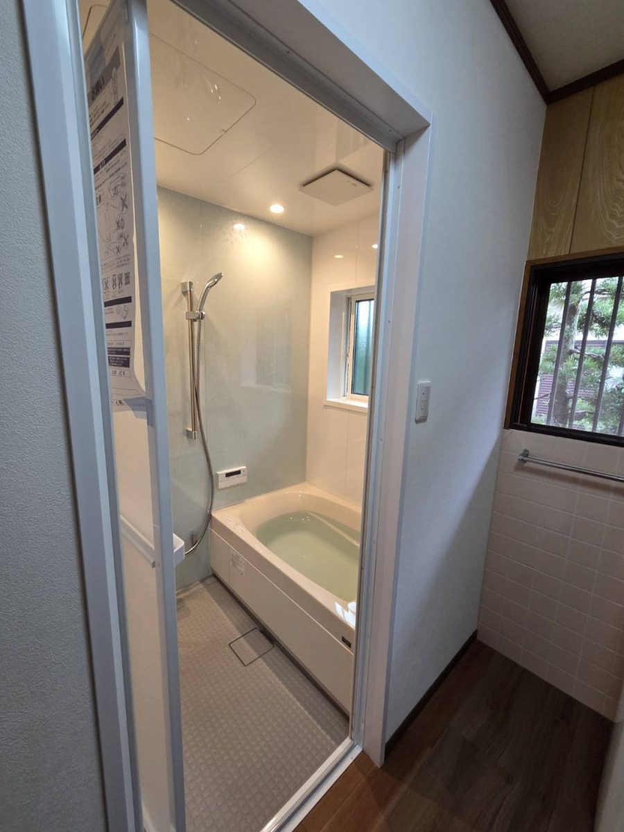 服部硝子店の【四日市市】在来浴室からLIXILスパージュへリフォーム｜子育てリノベ補助金を活用！の施工後の写真3