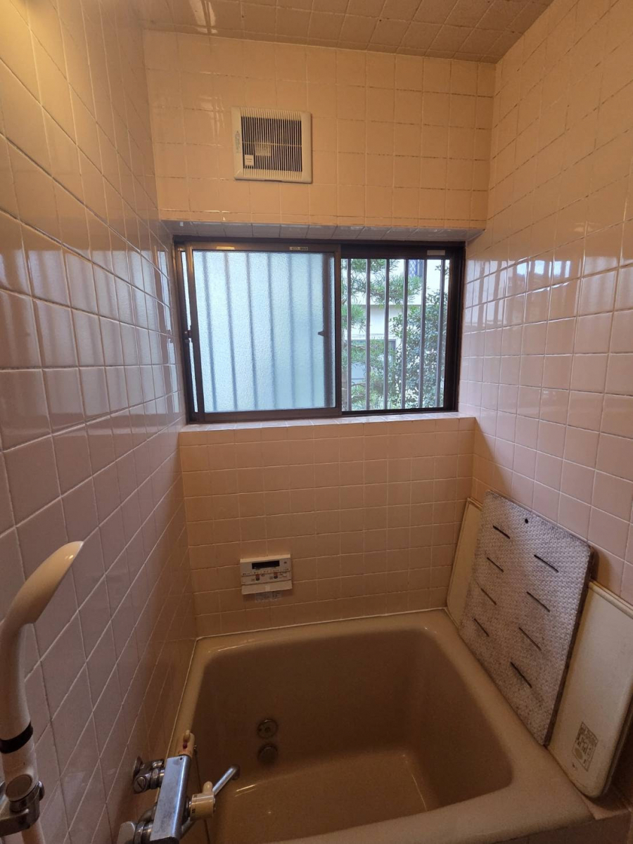 服部硝子店の【四日市市】在来浴室からLIXILスパージュへリフォーム｜子育てリノベ補助金を活用！の施工前の写真1