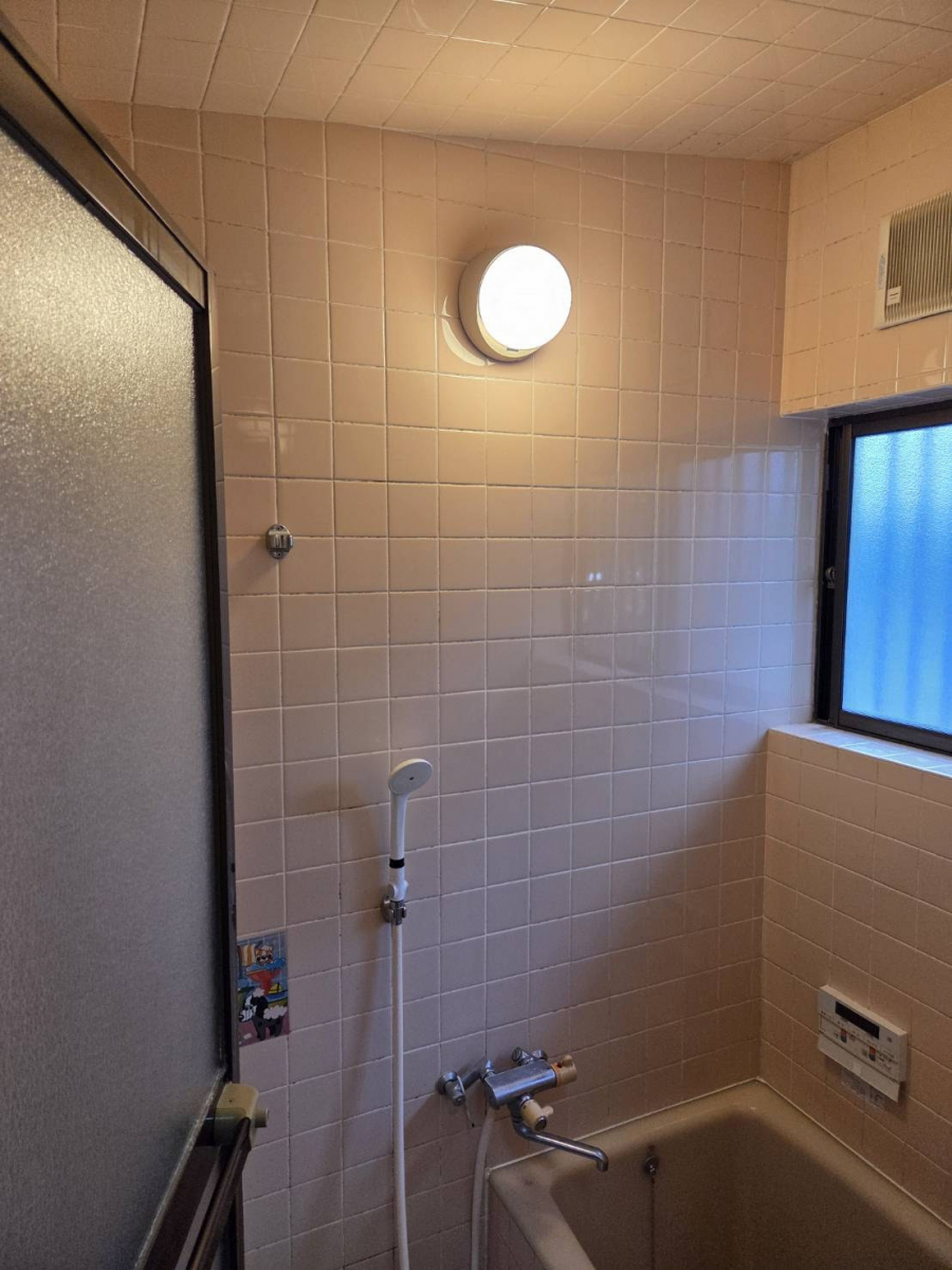 服部硝子店の【四日市市】在来浴室からLIXILスパージュへリフォーム｜子育てリノベ補助金を活用！の施工前の写真2