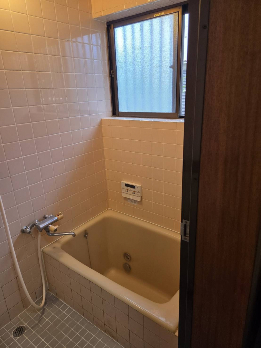 服部硝子店の【四日市市】在来浴室からLIXILスパージュへリフォーム｜子育てリノベ補助金を活用！の施工前の写真3