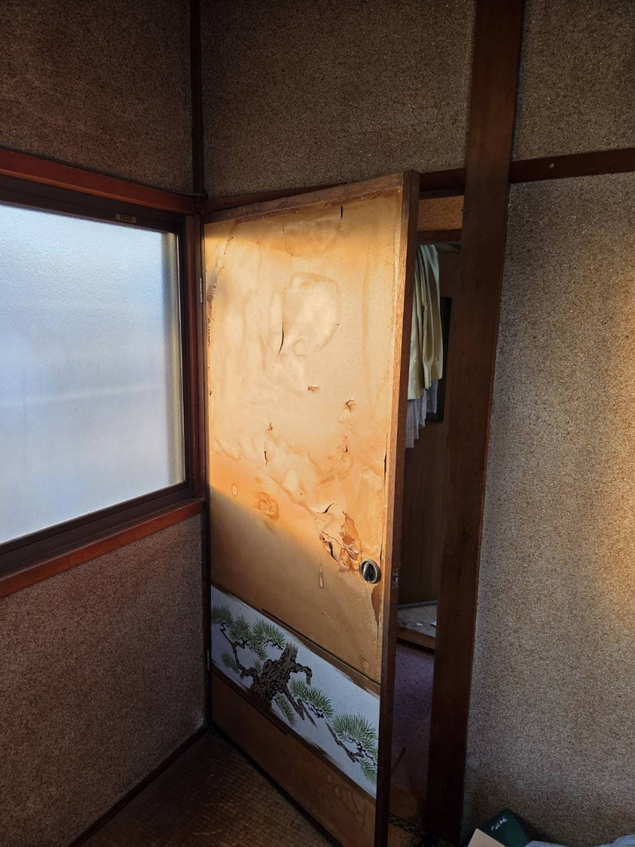 服部硝子店の【四日市市】補助金を活用した窓断熱リフォーム｜入隅対応のインプラス設置の施工前の写真1