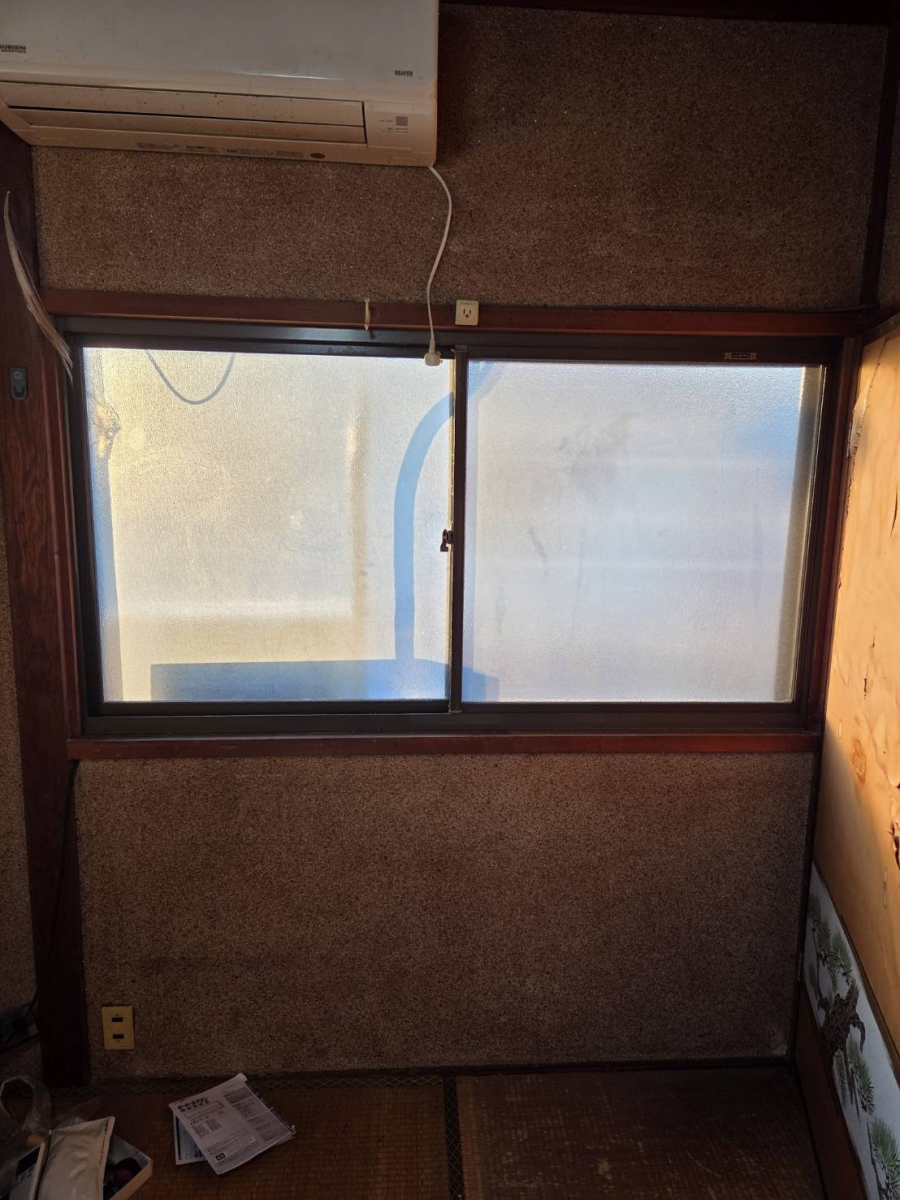 服部硝子店の【四日市市】補助金を活用した窓断熱リフォーム｜入隅対応のインプラス設置の施工前の写真2