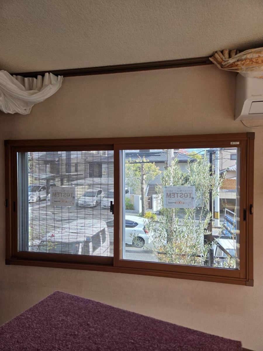 服部硝子店の【四日市市】中窓＆掃き出し窓に内窓インプラス設置｜補助金を活用して“猫ちゃんにも快適な空間”への施工後の写真1