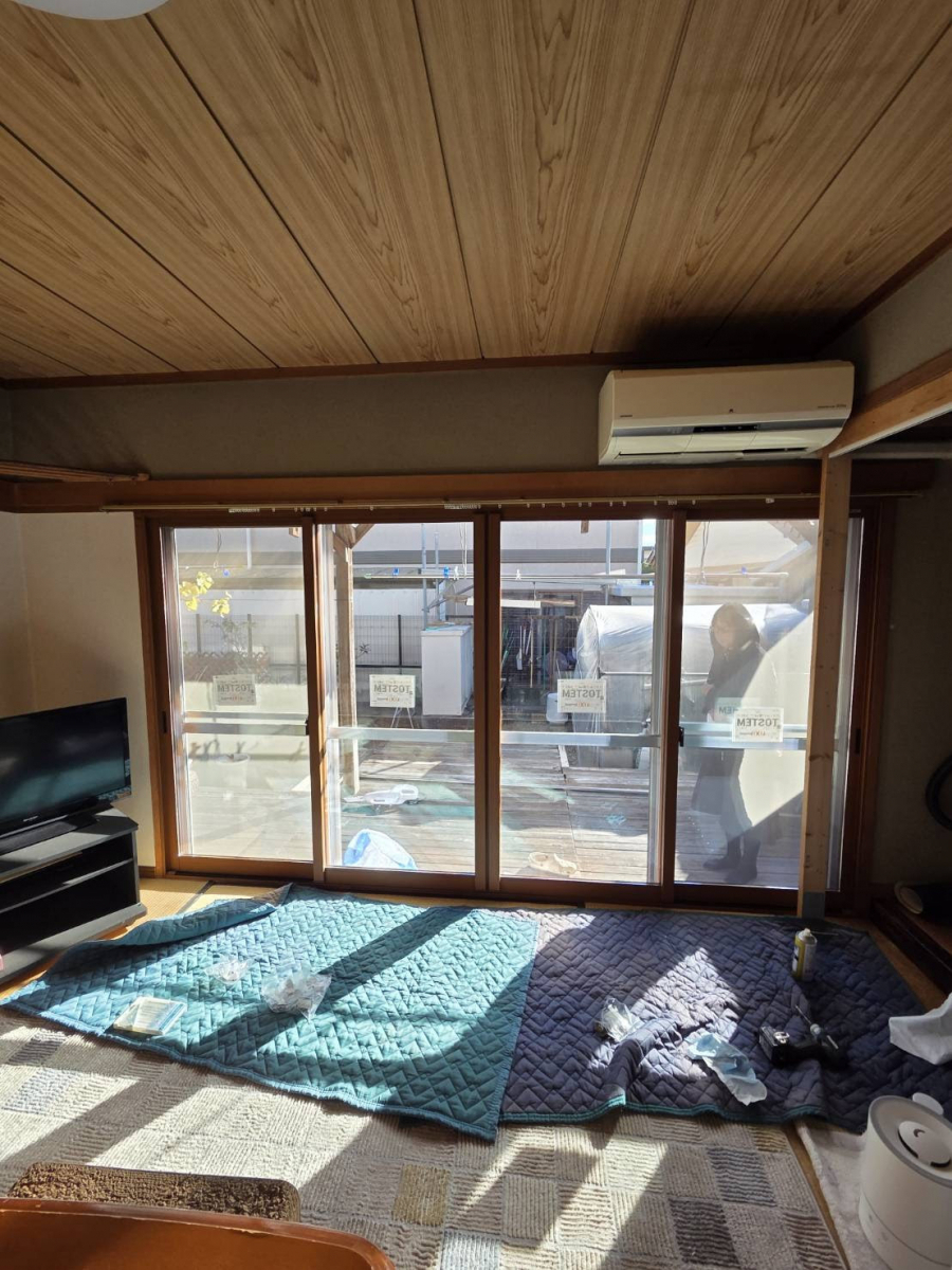 服部硝子店の【四日市市】中窓＆掃き出し窓に内窓インプラス設置｜補助金を活用して“猫ちゃんにも快適な空間”への施工後の写真2