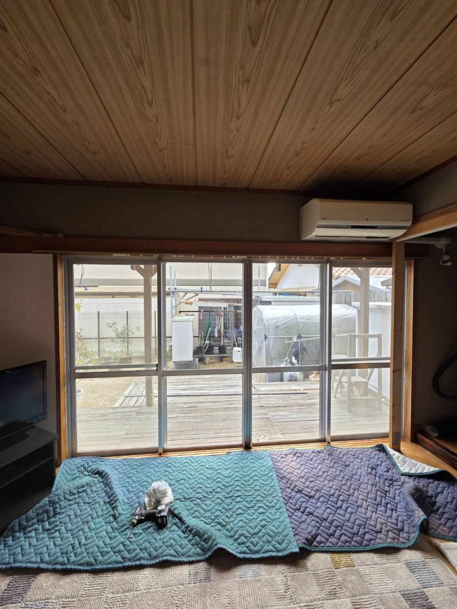 服部硝子店の【四日市市】中窓＆掃き出し窓に内窓インプラス設置｜補助金を活用して“猫ちゃんにも快適な空間”への施工前の写真2