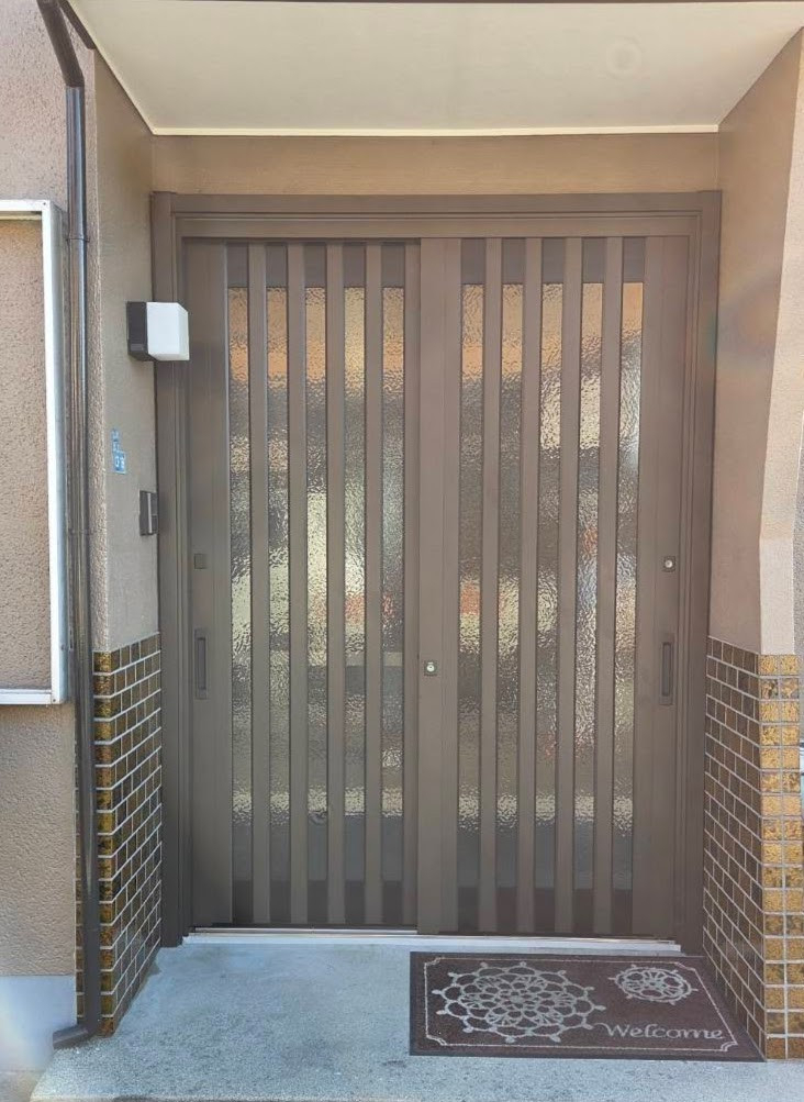 服部硝子店の【鈴鹿市】古い玄関引き戸をLIXILリシェントに交換　～1日で防犯性・断熱性アップ～の施工後の写真1