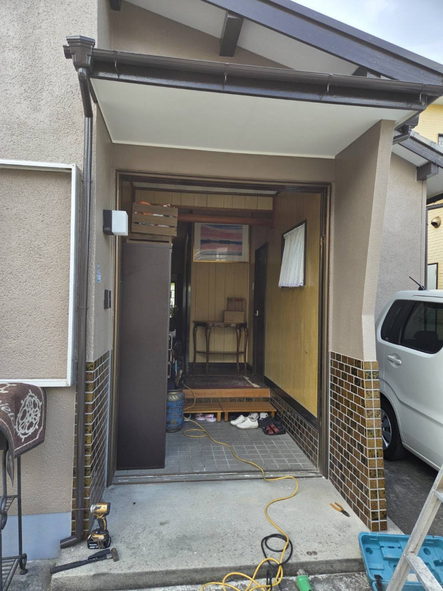 服部硝子店の【鈴鹿市】古い玄関引き戸をLIXILリシェントに交換　～1日で防犯性・断熱性アップ～の施工後の写真2