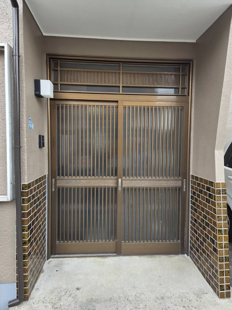 服部硝子店の【鈴鹿市】古い玄関引き戸をLIXILリシェントに交換　～1日で防犯性・断熱性アップ～の施工前の写真1