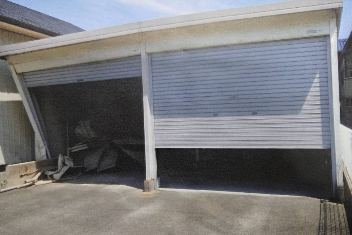 服部硝子店の【四日市市】ガレージ取替工事 　ワンストップ施工事例の施工前の写真1