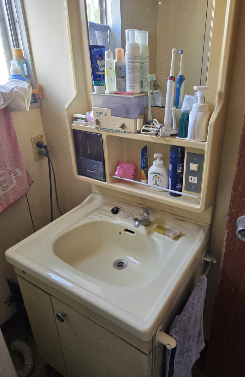 服部硝子店の【四日市市】「壊れていない洗面台をあえて交換　四日市市で“見た目重視”の洗面化粧台リフォーム」の施工前の写真1