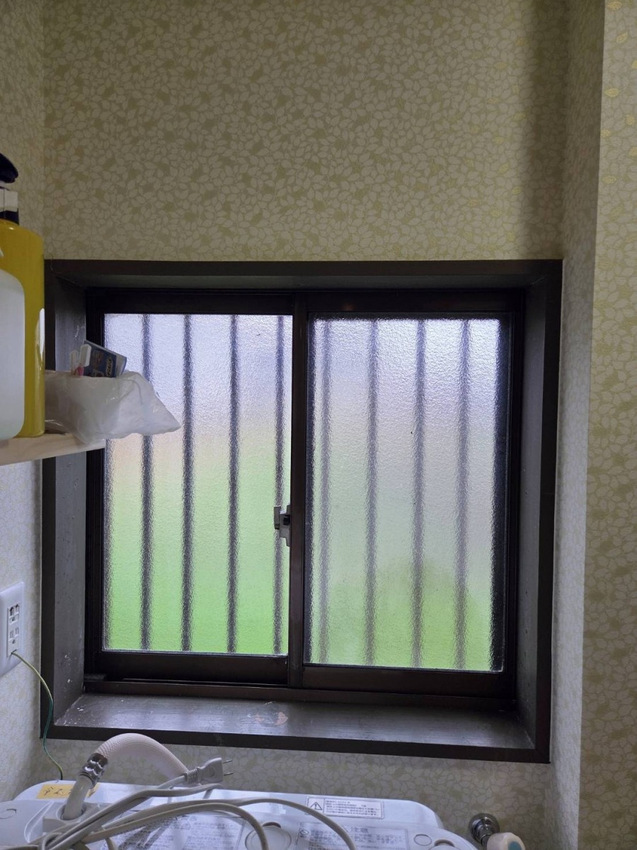 服部硝子店の【四日市市】【ヒートショック対策】洗面所・浴室に内窓インプラス設置で冬でも安心・快適に！の施工前の写真1