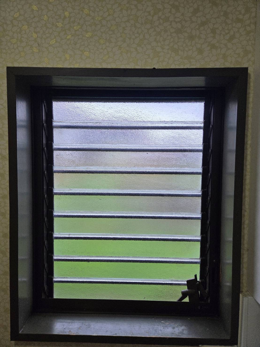 服部硝子店の【四日市市】【ヒートショック対策】洗面所・浴室に内窓インプラス設置で冬でも安心・快適に！の施工前の写真2