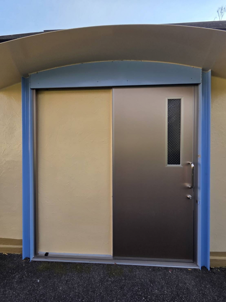 服部硝子店の【桑名市】某有名施設 救護室出入口の引き戸リフォーム工事の施工後の写真1