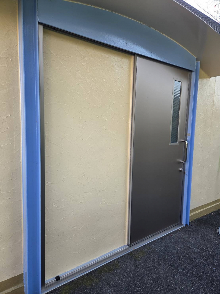 服部硝子店の【桑名市】某有名施設 救護室出入口の引き戸リフォーム工事の施工後の写真2