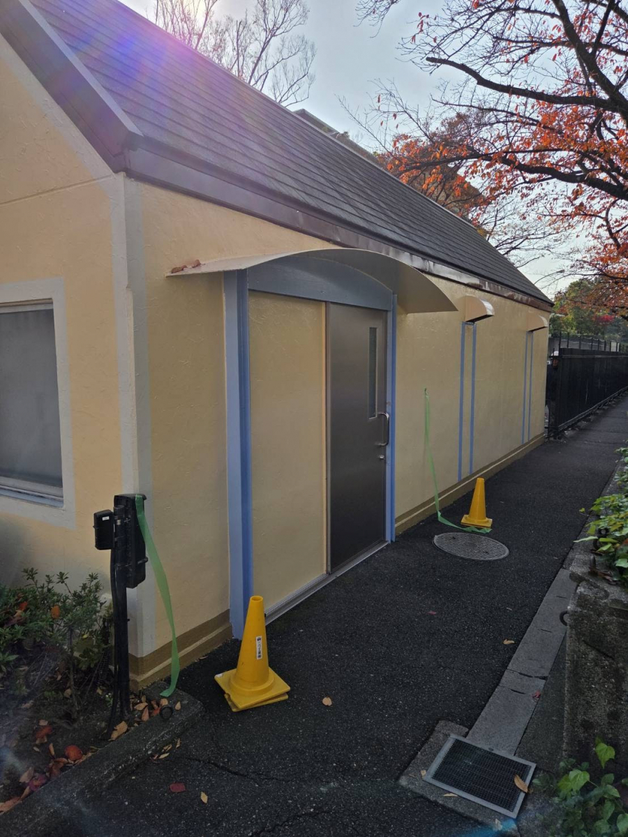 服部硝子店の【桑名市】某有名施設 救護室出入口の引き戸リフォーム工事の施工後の写真3