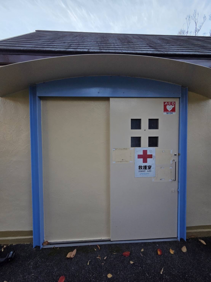 服部硝子店の【桑名市】某有名施設 救護室出入口の引き戸リフォーム工事の施工前の写真1