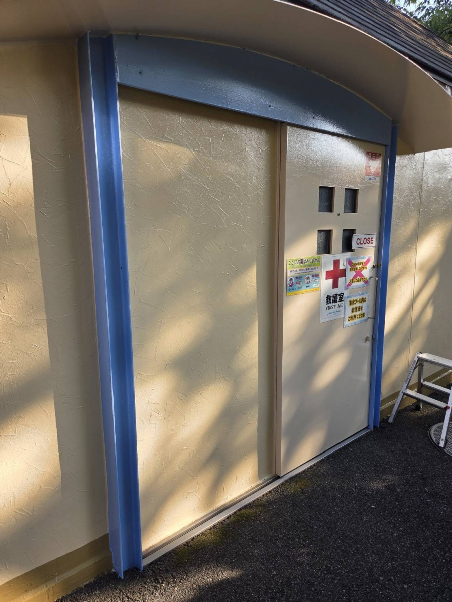 服部硝子店の【桑名市】某有名施設 救護室出入口の引き戸リフォーム工事の施工前の写真2