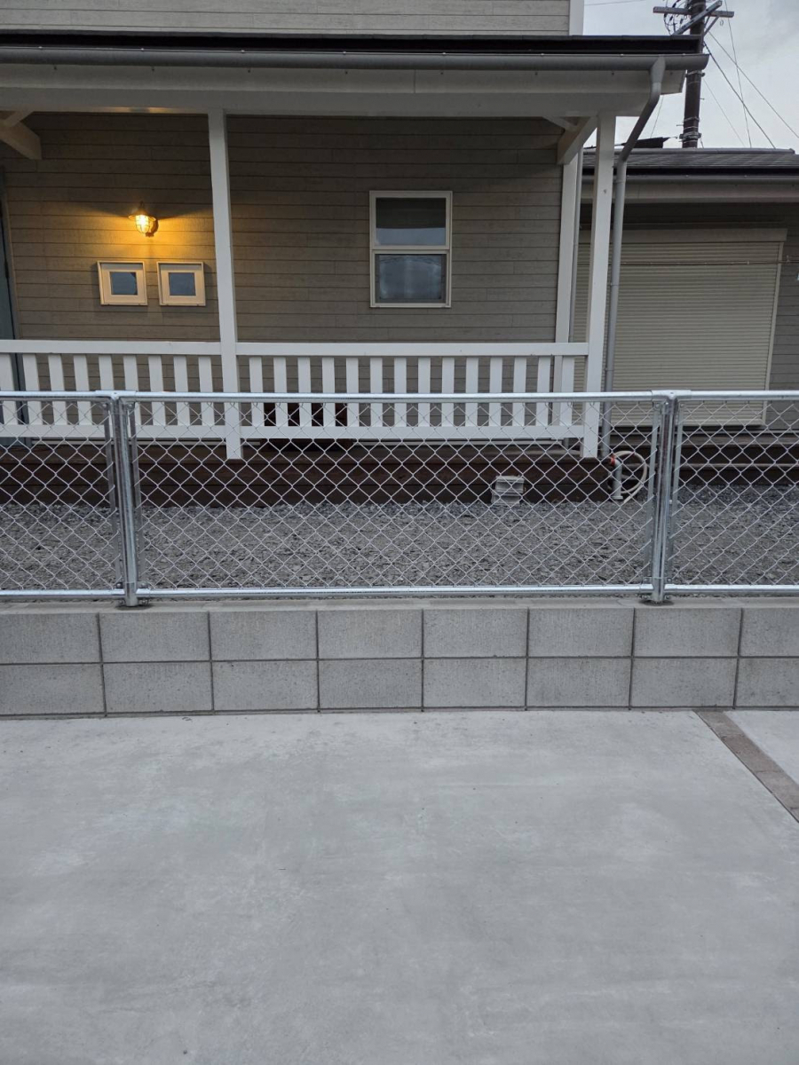 服部硝子店の【桑名市】で外構リフォーム～アメリカンフェンス設置工事  ～の施工後の写真1