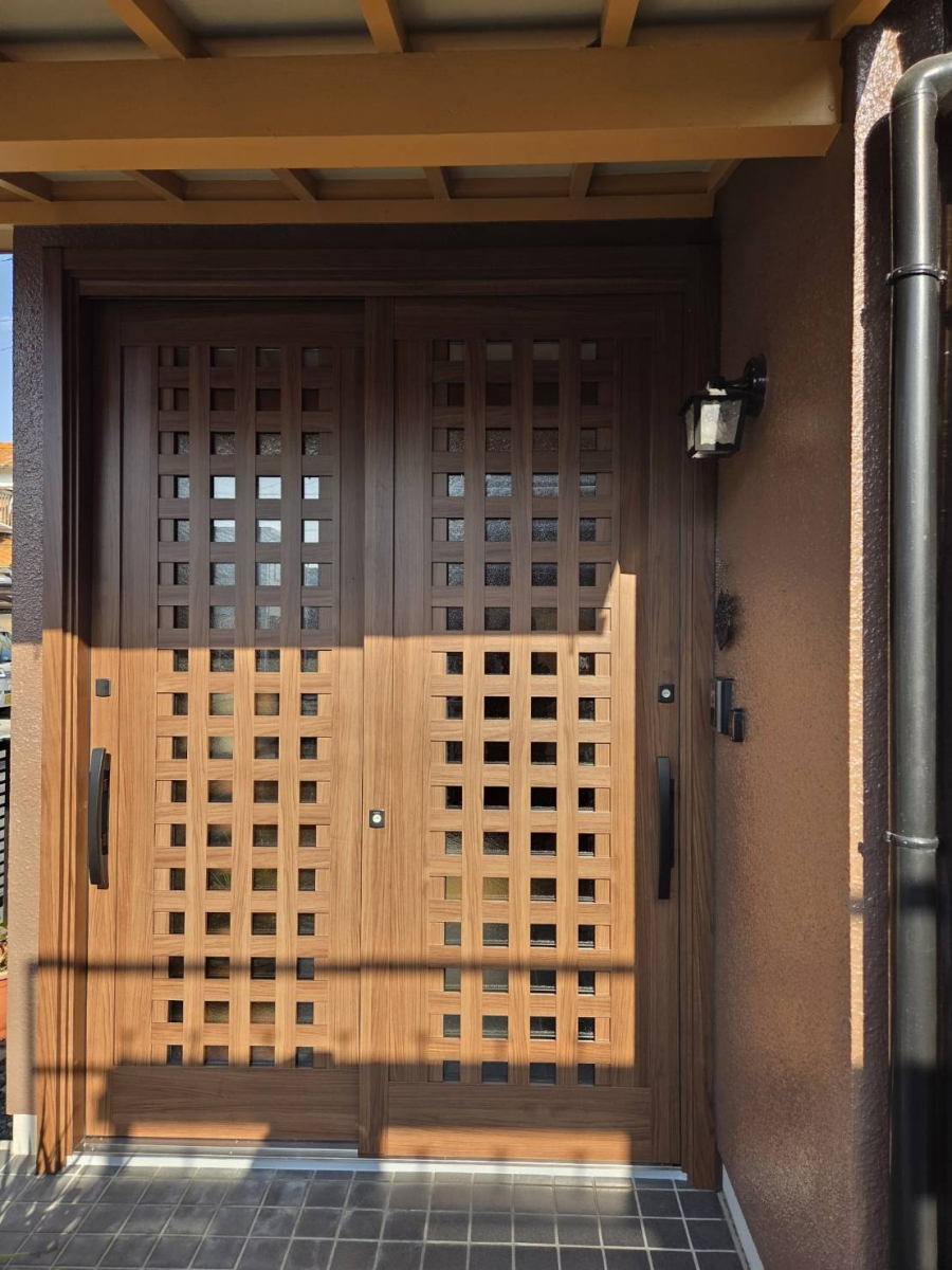 服部硝子店の【菰野町】玄関引き戸リフォーム～断熱リシェントをカバー工法で施工～の施工後の写真1