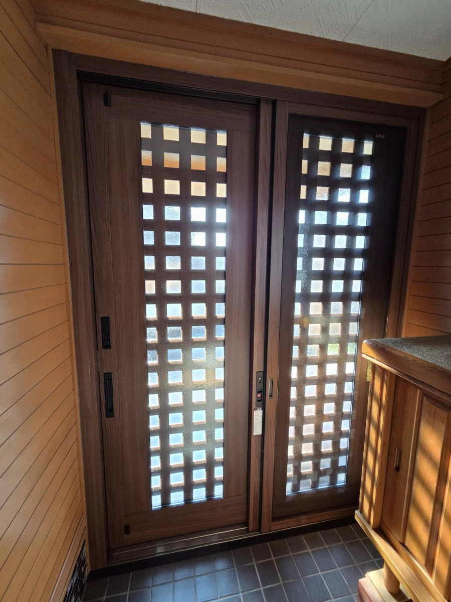 服部硝子店の【菰野町】玄関引き戸リフォーム～断熱リシェントをカバー工法で施工～の施工後の写真2