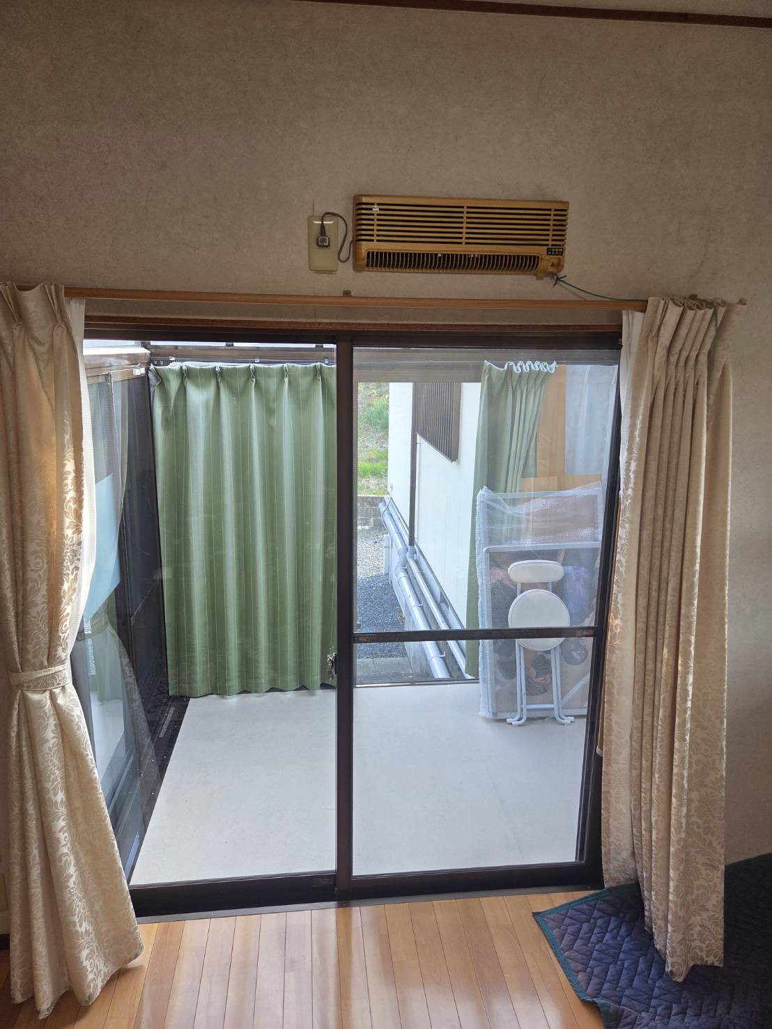 服部硝子店の【桑名市】補助金を待たずに寒さ対策 内窓施工事例　～いづれ申請～の施工前の写真1