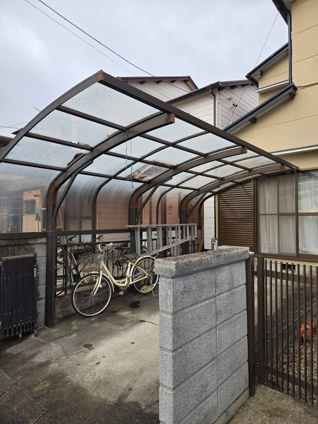 服部硝子店の【四日市】エクステリア工事　カーポート屋根交換｜外部リフォーム一括対応の施工前の写真1