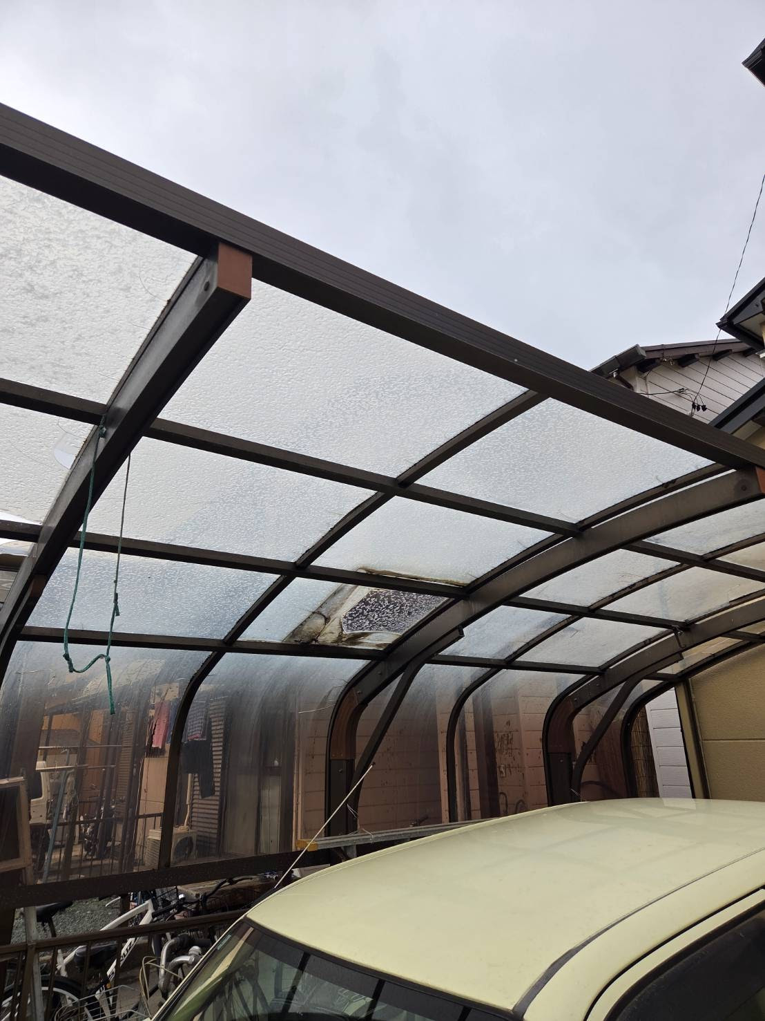 服部硝子店の【四日市】エクステリア工事　カーポート屋根交換｜外部リフォーム一括対応の施工前の写真2