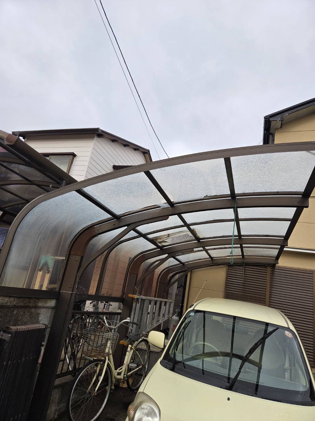 服部硝子店の【四日市】エクステリア工事　カーポート屋根交換｜外部リフォーム一括対応の施工前の写真3