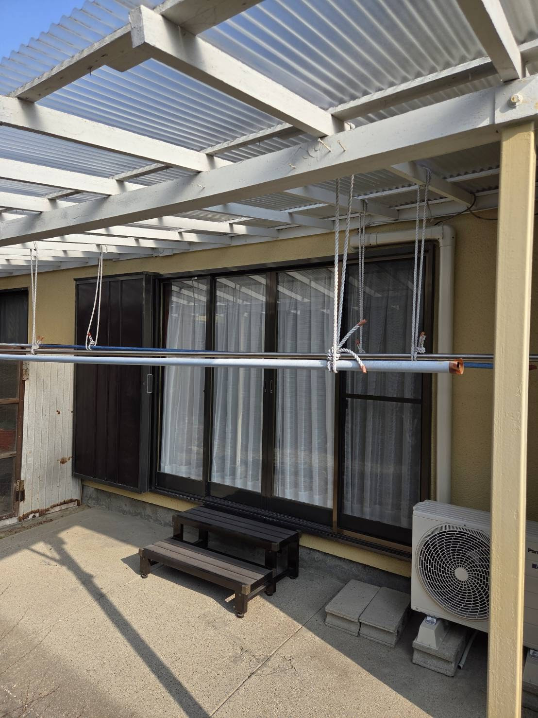 服部硝子店の【四日市】物干し金物取付　～使いやすさ改善～の施工前の写真1