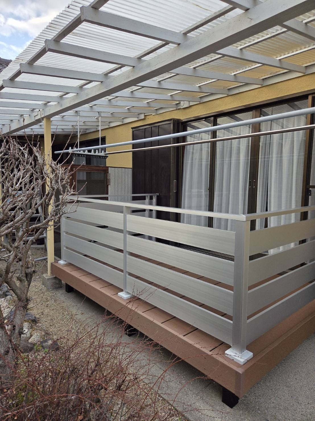 服部硝子店の【四日市】人工木デッキ設置　～手すり付で安心～の施工後の写真1